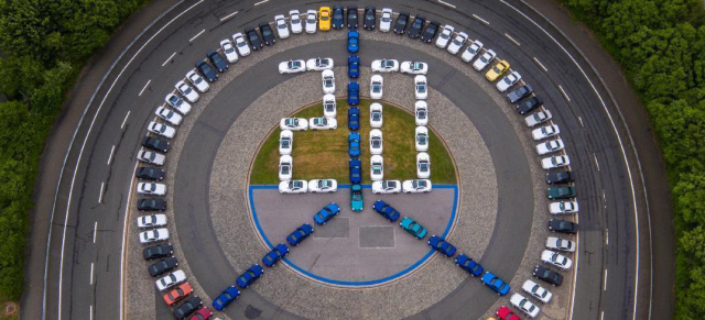 Jubiläum im Mercedes-Benz Werk Bremen: Mitarbeiter und Fans feiern 20 Jahre SLK-Produktion
