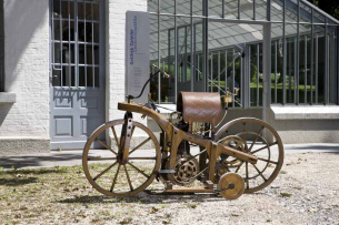 Vor 140 Jahren: Die Mercedes-Erfolgsstory begann auf zwei Rädern: Am 29. August 1885 meldet Gottlieb Daimler den Reitwagen zum Patent an - hat der Erfinder des Automobils auch das Motorrad erfunden?