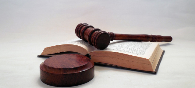 Fehlerhafter Auokreditvertrag: Mercedes-Bank verliert vor Gericht : Ist das wirklich Recht und billig? Wegen Vertragsfehler darf Kläger seinen Mercedes jahrelang kostenlos nutzen 