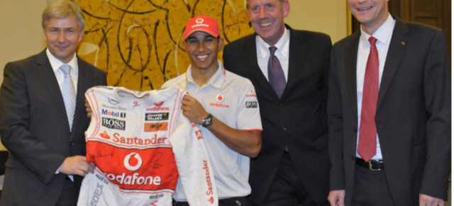 Jetzt auf  ebay: Versteigerung des Rennanzugs von Ex-Formel-1 Weltmeister Lewis Hamilton: Der ehemalige Mercedes-Werksfahrer engagiert sich für einen guten Zweck 
