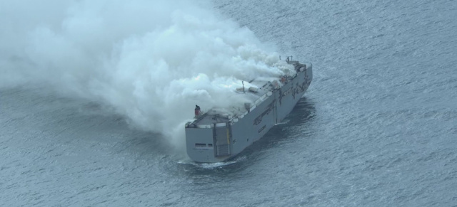 Feuer auf Auto-Frachter: 350 Mercedes an Bord: Küstenwache: E-Auto mögliche Brandursache. Nordsee droht Umweltkatastrophe