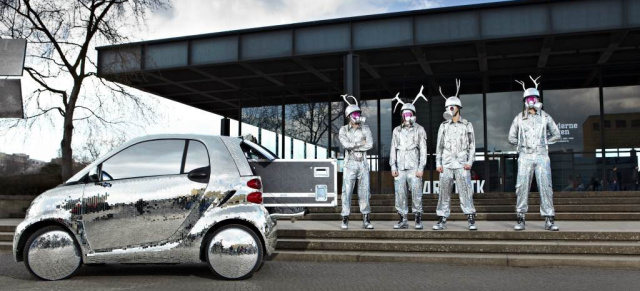 smart als rollende Disco-Kugel: Das spezielle smart Kunstobjekt der Promi-Band Apparatjik
ist komplett verspiegelt 
