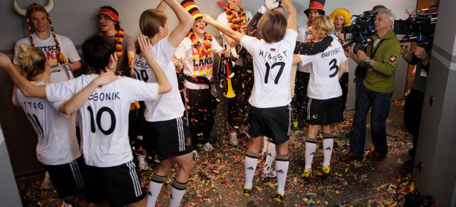 Gemeinsam zum Stern: Kampagne von Mercedes-Benz zur Fußball-WM startet: Deutsche Nationalteams wecken WM-Fieber bei den Fans
