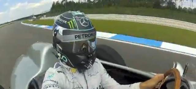 Mercedes-Motorsport-Video 2.0: Rosberg dreht Selfie am Steuer eines 54er Mercedes Silberfpeils: Der Mercedes Formel 1 Pilot dreht von sich während der Fahrt im 54er Mercedes Silberfpeil ein Handy-Video
