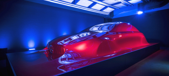 Skulptur „Aesthetics A“- Vorschau auf die Mercedes-Benz A-Klasse Limousine: Vision einer Limousine im Kompaktwagen-Segment 