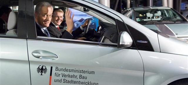 Von Amts wegen: lokal emissionsfreie Mercedes Mobilität : Mercedes-Benz Mercedes-Benz B-Klasse F-CELL ans Bundesverkehrsministerium übergeben
