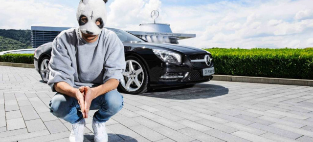 Mercedes meets Panda:  Cro cruised im SL: Der Musiker mit der Panda-Maske lässt sich im Mercedes SL blicken

