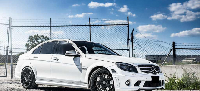 Mercedes C63 AMG Tuning aus dem FFF (Felge, Folie, Fahrwerk): Vorsteiner passt der dynamische C-Klasse ein individuelles Schuhwerk an 
