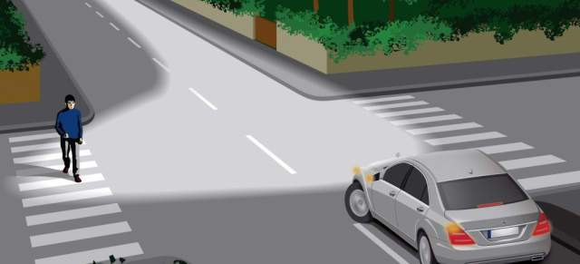 Mercedes-Benz Fahrassistenten: Das Abbiegelicht: Von Citroen erfunden - von Mercedes-Benz perfektioniert: Um die Kurve leuchten  
