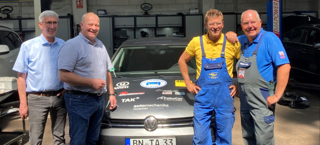 E-Fuels im Tank - Startschuss für Praxis-Projekt: Wie fährt ein Serienfahrzeug im Alltag mit mit synthetischen Kraftstoffen