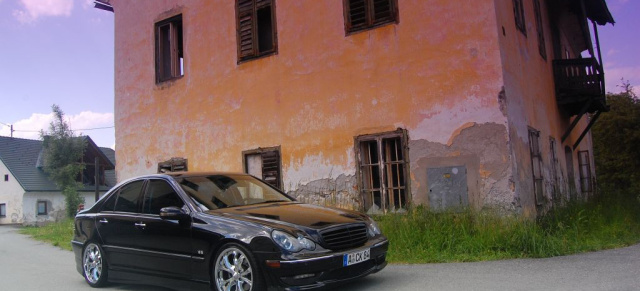 Black & Chrome: Elegantes Mercedes Tuning: C-Klasse C320 im edlen Colombit-Schwarz-Metallic
