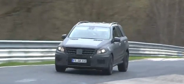 Erlkönig erwischt:  Mercedes ML63 im Video: Bewegte Fahraufnahmen von der kommenden Mercedes M-Klasse mit AMG DNA
