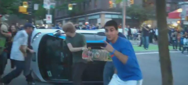Car2go-smart von Hooligans zerstört: Einhockey-Hooligans lassen in Vancouver ihren Frust an einem smart aus! 