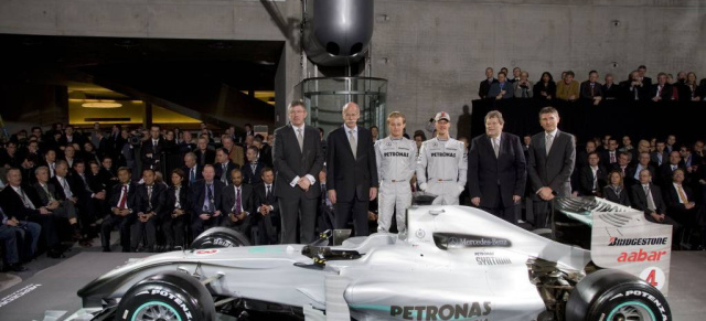 Offizielle Vorstellung des neuen MERCEDES-FORMEL-1-Teams: Nico Rosberg und Michael Schumacher präsentierten sich in Stuttgart mit dem MERCEDES GP PETRONAS Formel 1-Team  der Öffentlichkeit 

